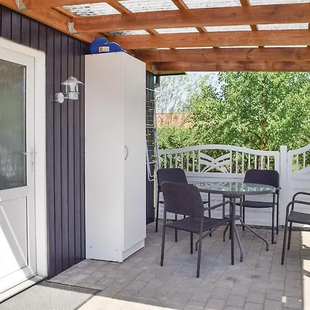 Vakantiehuis Three-bedroom Holiday In *